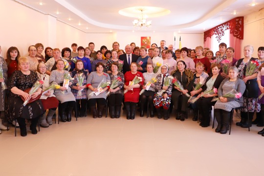 В преддверии Международного женского дня состоялась встреча Главы Яльчикского муниципального округа с многодетными  матерями, женами и матерями солдат-участников СВО.
