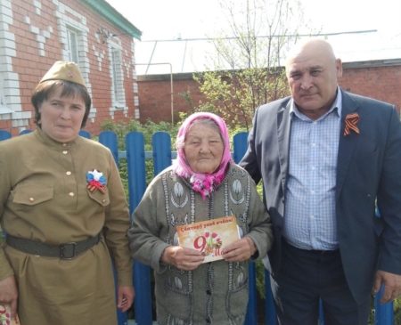 Труженики тыла Большетаябинского ТО принимают поздравления на дому
