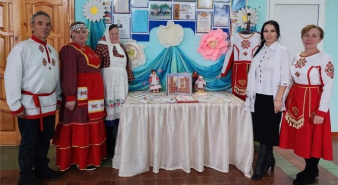 Работники Малотаябинского ТО и сельского Дома культуры участвуют в акции «На работу с вышивкой»
