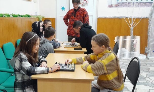 В Байдеряковском СДК игры по шашкам и шахматам.