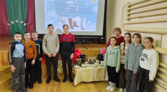 Работники Малотаябинского СДК по программе «Пушкинская карта» провели фольклорную программу «Ох, уж эти валенки»
