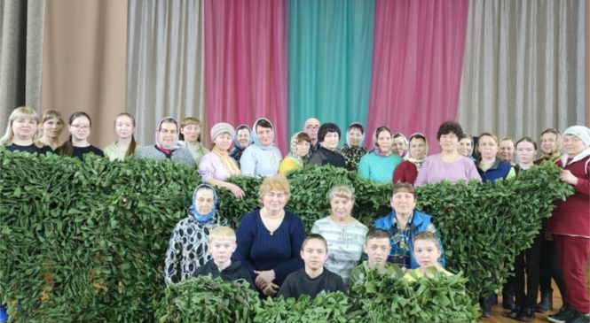 В Малотаябинском СДК плетут маскировочные сети для бойцов