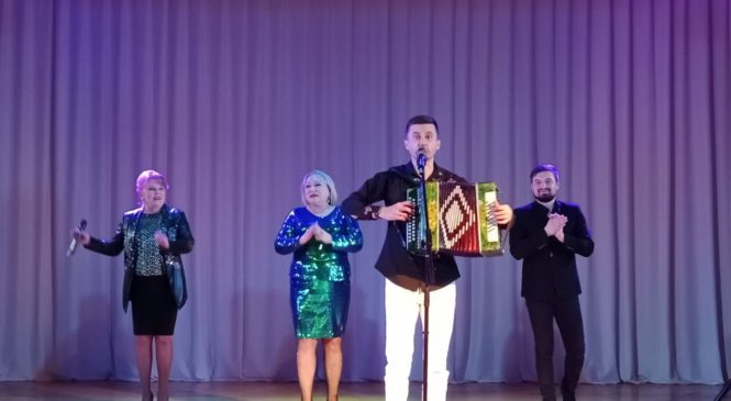 Артисты чувашской эстрады на сцене ДК с. Яльчики
