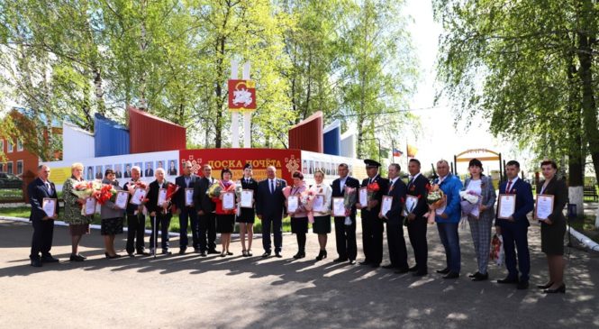 Торжественное открытие обновленной Доски Почета Яльчикского муниципального округа состоялось в день Первомая