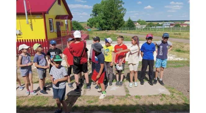 Веселые командные игры «По следам детства» в Беловоложском сельском клубе