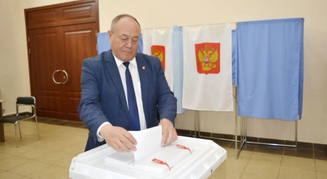 Глава Яльчикского муниципального округа Леонард Левый проголосовал на выборах депутатов Госдумы и Госсовета республики