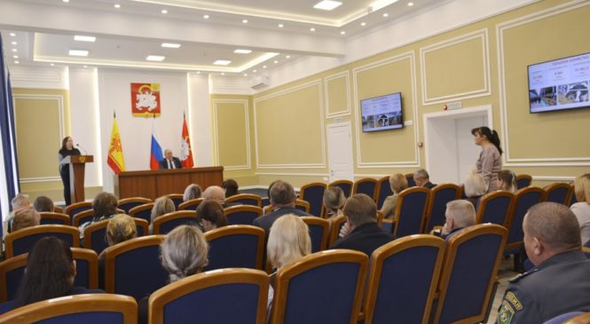 Глава округа Леонард Левый провел еженедельное совещание